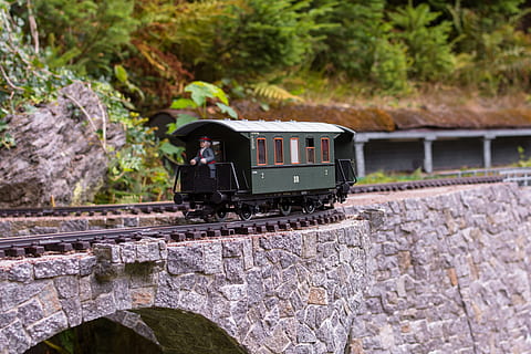 Wagen, Zug, alt, Schienen, gleise, der Verkehr, Schwelle, Brücke, Dirigent, Natursteine, Bahngleis, Räder, Puffer, Fenster, Eisen, Metall, Miniatur, klein, Schienenverkehr, Spur, Transport, Transportmittel, Tag, solide, Zug - Fahrzeug, öffentliche Verkehrsmittel, Rock, Rock - Objekt, Reise, Natur, draußen, Fokus auf den Vordergrund, Landfahrzeug, Wand, keine Leute, Pflanze, Steinwand, 4K, CC0, gemeinfrei, lizenzfrei