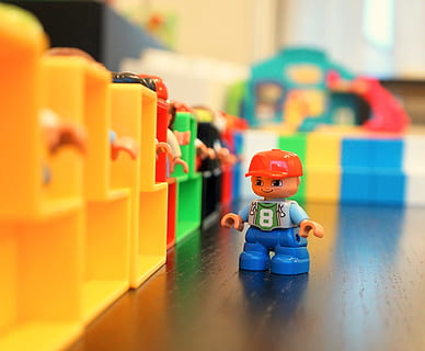 brinquedos, brinquedo, infância, dentro de casa, multi colorido, fechar-se, plástico, representação, foco seletivo, ainda vida, focar em primeiro plano, representação humana, grupo de objetos, mesa, criatividade, estatueta, bloco de brinquedo, escolha, grande grupo de objetos, pequeno, 2K, CC0, domínio público, royalty free