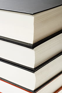 Buch, Bildung, Reiseführer, Wissen, Bibliothek, Alphabetisierung, Literatur, lesen, Lehrbuch, Arbeitsmappe, Hintergründe, Vollbild, keine Leute, Nahansicht, drinnen, Muster, Stapel, Stillleben, große gruppe von gegenständen, Veröffentlichung, Studioaufnahme, weiße Farbe, Flachwinkelansicht, Papier-, Ecke, weißer Hintergrund, Container, gebundenes Buch, 4K, CC0, gemeinfrei, lizenzfrei