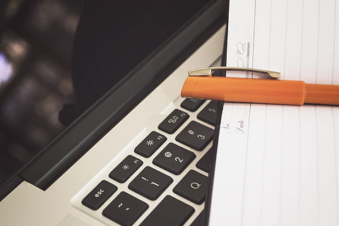 Notă, luare, Notebook din piele, portocale, stilou, plasat, tastatura macbook, tehnologie, tehnologia fără fir, a închide, comunicare, în interior, calculator, masa, număr, conexiune, nici o persoana, laptop, natură moartă, dispozitiv portabil de informații, hârtie, tastatură, să se concentreze asupra primelor elemente, tastatura, portabilitate, instrument de scris, gol, 4K, CC0, domeniu public, fără drepturi de autor