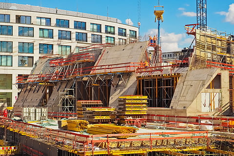 Konstruktion, Seite? ˅, bauen, Arbeit, die Architektur, Hausbau, Bauarbeiten, Baumaschine, Baukräne, Radlader, Arbeitsmaschine, Technologie, modern, städtisch, neues Gebäude, Gebäude, Düsseldorf, Industrie, gebaute Struktur, Gebäudehülle, Maschinen, Baugewerbe, Entwicklung, Baustelle, Tag, Kran - Baumaschinen, Natur, Himmel, Transport, keine Leute, draußen, Stadt, unvollständig, Sonnenlicht, Gerüst, 4K, CC0, gemeinfrei, lizenzfrei