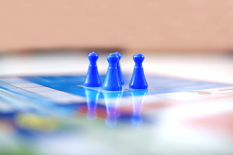 kompetisi, konsep, berbeda, berjudi, ceria, kesempatan, gambar, ludo, permainan, dadu, bermain, naik, kubus, menyenangkan, keluarga, mainan, biru, penuh warna, tim, keberuntungan, pemenang, pecundang, Latar Belakang, tantangan, fokus selektif, dalam ruangan, tembakan studio, strategi, tidak ada orang, merapatkan, game rekreasi, perencanaan, papan permainan, kegiatan waktu luang, relaksasi, budaya seni dan hiburan, latar belakang berwarna, masih hidup, bisnis, memesan, kontemplasi, 5K, CC0, domain publik, bebas royalti