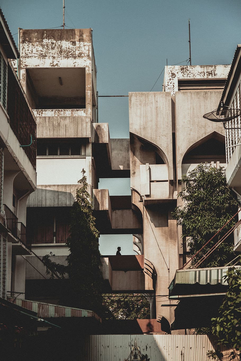 edificis moderns, diseny arquitectònic, arquitectura, exterior de l'edifici, edificis, colors, concret, la llum del dia, durant el dia, disseny, propietat, exterior, frontal, finestres de vidre, alt, exterior de casa, cases, paisatge, modern, arquitectura moderna, edifici modern, estret, a l'aire lliure, estat real, residència, residencial, vista, cel, estructures, arbres, urbà, parets, finestres, estructura construïda, edifici, ciutat, cap gent, naturalesa, dia, barri residencial, vista d’angle baix, arbre, pont, cel clar, planta, llum solar, connexió, pont - estructura feta per l'home, apartament, 4K