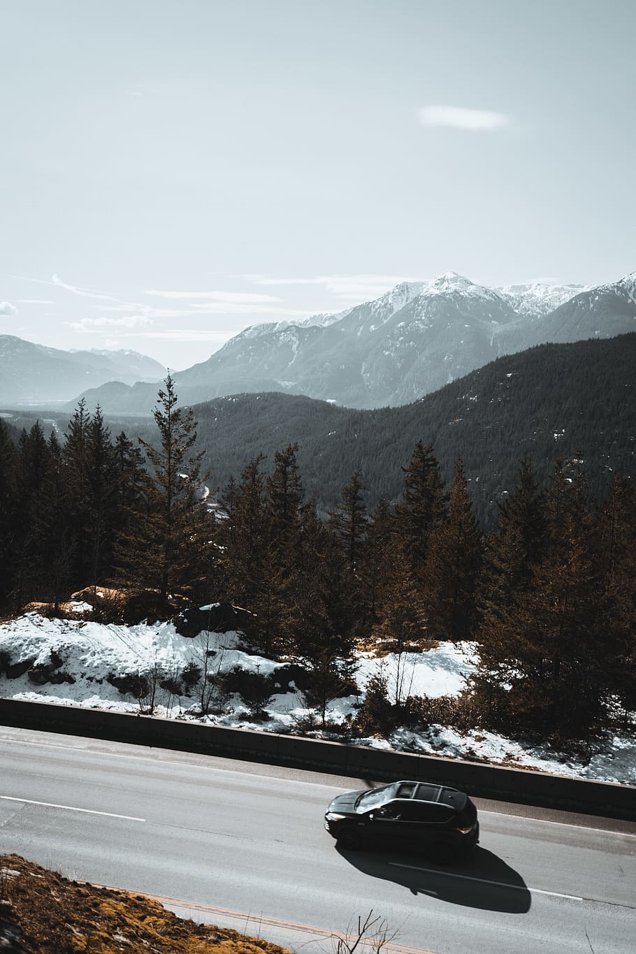 Fahrzeug auf der Straße, Abenteuer, Auto, kalt, Tageslicht, Umgebung, High Angle Shot, Eis, Landschaft, Berg, Natur, Straße, szenisch, Himmel, Schnee, Bäume, Tal, Fahrzeug, Wetter, Winter, kalte Temperatur, Transport, Schönheit in der Natur, Szenen - Natur, Transportmittel, Kraftfahrzeug, Gebirge, Pflanze, Nicht-städtische Szene, Baum, keine Leute, Tag, schneebedeckter Berg, draußen, 5K