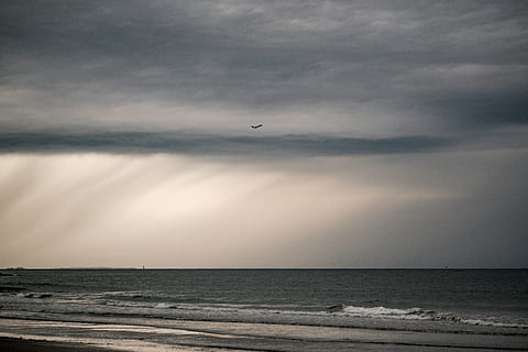 wolken, regen, oceaan, plan, lucht, vuurtoren, golven, water, hemel, zee, wolk - lucht, horizon over water, horizon, scenics - natuur, schoonheid in de natuur, land-, strand, natuur, bewolking, beweging, storm, kalmte, geen mensen, buitenshuis, schemer, 5K, CC0, publiek domein, royaltyvrij