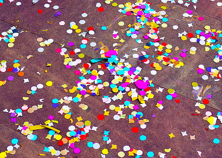 verschiedene Papierschnitte, mehrfarbig, Konfetti, große gruppe von gegenständen, Feier, High Angle View, keine Leute, Veranstaltung, Fülle, Papier-, Party - gesellschaftliches Ereignis, Tag, drinnen, Variation, Hintergründe, Spaß, Nahansicht, Stillleben, Fußweg, fallen, 4K, CC0, gemeinfrei, lizenzfrei