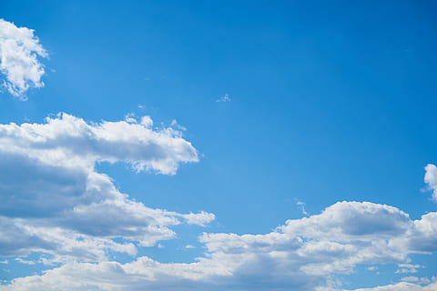 himmel, Sky, blå, hvid, natur, skyer, ferie, luft, sol, sommer, atmosfære, paradis, horisont, smuk, baggrund, landskab, farve, lys, åben, sky - himmel, skønhed i naturen, ro, lav vinkel visning, scenics - natur, ingen mennesker, rolig scene, dag, idyllisk, baggrunde, udendørs, hvid farve, sollys, miljø, cloudscape, fuld ramme, kopiere plads, meteorologi, 5K, CC0, offentligt domæne, royaltyfrie