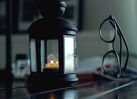 taula, oficina, classe, la vida, vintage, imatge, foto, fotografia, diàriament, en viu, equips d’il·luminació, a l'interior, vidre - material, il·luminat, llum elèctrica, transparent, primer pla, centrar-se en primer pla, enfocament selectiu, vela, cremant, cap gent, foc, flama, reflexió, habitació domèstica, interior de casa, natura morta, llum, 4K, CC0, domini públic, lliure de regalies