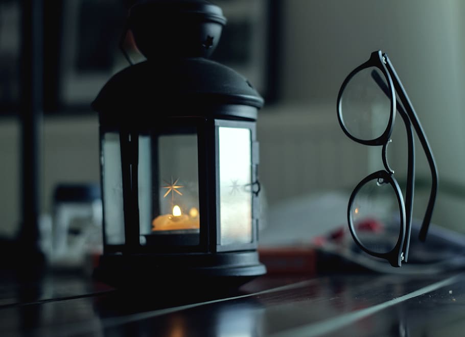 taula, oficina, classe, la vida, vintage, imatge, foto, fotografia, diàriament, en viu, equips d’il·luminació, a l'interior, vidre - material, il·luminat, llum elèctrica, transparent, primer pla, centrar-se en primer pla, enfocament selectiu, vela, cremant, cap gent, foc, flama, reflexió, habitació domèstica, interior de casa, natura morta, llum, 4K