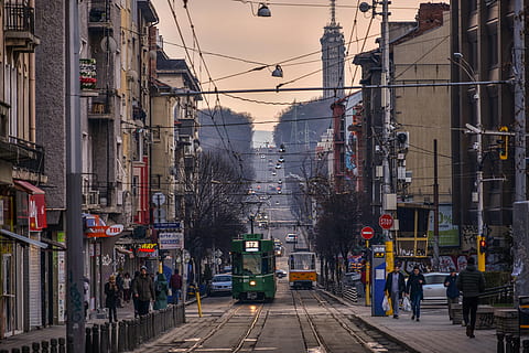 Sofia, città, tranvia, architettura, esterno dell'edificio, struttura costruita, strada, persone reali, gruppo di persone, mezzi di trasporto, modo di trasporto, costruzione, la strada davanti, direzione, cavo, uomini, ferrovia, via della città, trasporto ferroviario, traccia, veicolo terrestre, vita di città, all'aperto, elettricità, 5K, CC0, dominio pubblico, privo di copyright