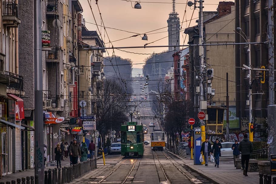sofia, město, tramvaje, architektura, exteriér budovy, stavba, ulice, skutečných lidí, skupina lidí, přeprava, způsob dopravy, budova, cesta vpřed, směr, kabel, muži, železniční trať, železniční dopravy, dráha, pozemního vozidla, městský život, venku, elektřina, 5K
