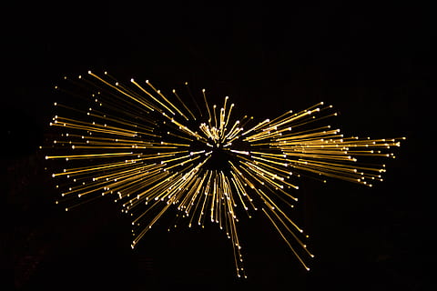 feu d'artifice jaune, la nature, en plein air, nuit, feux d'artifice, arbre, lumière, Sapin de Noël, lumière de Noël, foudre, sentier lumineux, fonds d'écran noël, ténèbres, fond de noël, noir, fond d'écran, Full HD, haute définition, paysage, vue aérienne, illuminé, feu d'artifice, exploser, culture artistique et divertissement, mouvement, un événement, fête, longue exposition, personne, ciel, feu d'artifice - objet fabriqué par l'homme, embrasé, faible angle de vue, mouvement flou, espace de copie, des étincelles, fond noir, excitation, 5K, CC0, domaine public, libre de droits