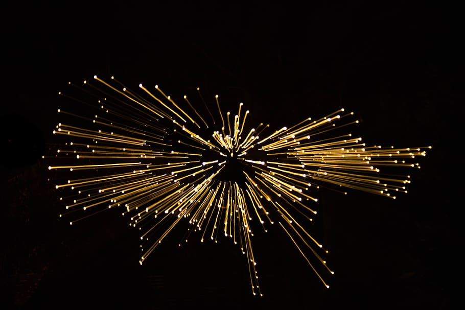 exhibició de focs artificials de color groc, naturalesa, a l'aire lliure, nit, focs artificials, arbre, llum, arbre de Nadal, llum de Nadal, llamps, sender lleuger, fons de pantalla de Nadal, foscor, fons de nadal, negre, fons de pantalla, hd complet, hd, paisatge, vista aèria, il·luminat, explosió, cultura i entreteniment artístic, exhibició de focs artificials, moviment, esdeveniment, celebració, exposició llarga, cap gent, cel, focs artificials - objecte fet per l'home, brillant, vista d’angle baix, moviment borrós, còpia espai, espurnes, fons negre, emoció, 5K