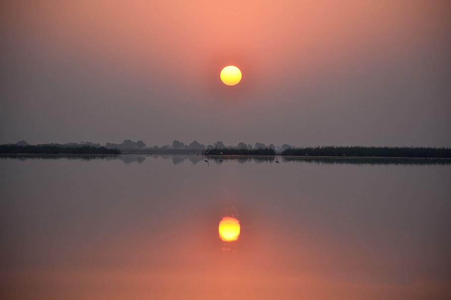 reflexió, sortida del sol, Ahmadabad, cel, aigua, bellesa a la natura, tranquil·litat, escenics - natura, escena tranquil·la, sol, llac, idíl·lic, color taronja, naturalesa, posta de sol, cap gent, escena no urbana, davant del mar, a l'aire lliure, cercle, majestuós, llac de reflexió, 5K