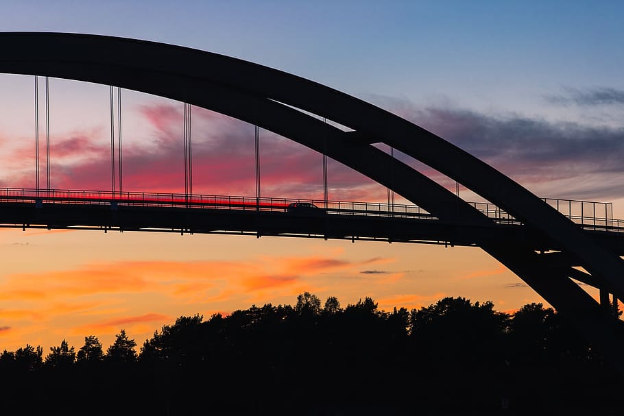 arkitektur, bro, infrastruktur, himmel, skyer, solnedgang, træer, plante, udsigt, bro - menneskeskabt struktur, sky - himmel, forbindelse, træ, silhuet, transportmidler, orange farve, bygget struktur, natur, ingen mennesker, lav vinkel visning, udendørs, flod, skumring, 1080P