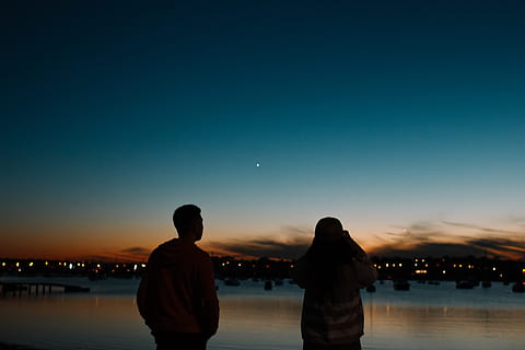 solnedgang, skumring, blå, rød, mennesker, venner, himmel, rigtige mennesker, natur, vand, livsstil, nat, bagfra, herrer, måne, kopiere plads, to personer, fritidsaktivitet, silhuet, stående, skønhed i naturen, udendørs, par - forhold, 5K, CC0, offentligt domæne, royaltyfrie