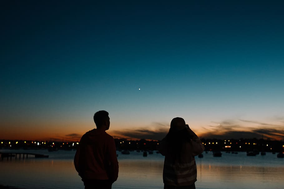 solnedgang, skumring, blå, rød, mennesker, venner, himmel, rigtige mennesker, natur, vand, livsstil, nat, bagfra, herrer, måne, kopiere plads, to personer, fritidsaktivitet, silhuet, stående, skønhed i naturen, udendørs, par - forhold, 5K