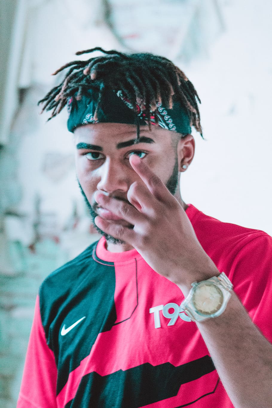 fælde, rap, kold, humørsyg, ghetto, sort, afrikansk, klipning, hår, dreads, fletninger, Uzi, briller, by-, mode, moderne, farve, skygger, mørk, musik, en person, portræt, ung voksen, fokus på forgrunden, forfra, hovedskud, unge mænd, rigtige mennesker, dag, tæt på, livsstil, voksen, kigger på kameraet, smukke mennesker, leder, afslappet tøj, frisure, stående, overvejelse, menneskeligt ansigt, 5K