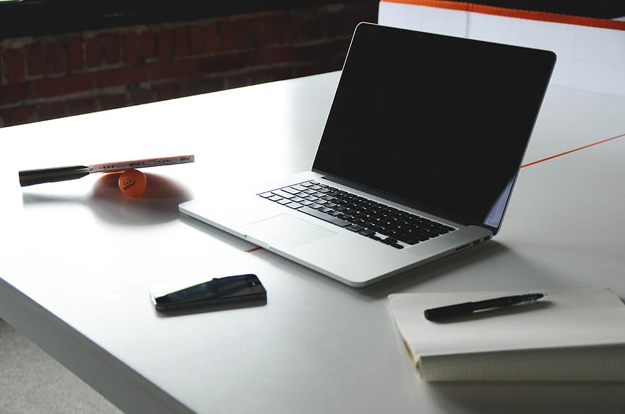 MacBook, pro, convertit, escriptori, Pròxim, bolígraf, telèfon, poma, maqueta, quadern, oficina, pantalla, tennis taula, tecnologia, espai de treball, taula, portàtil, tecnologia sense fils, ordinador, comunicació, connexió, cap gent, mobles, a l'interior, natura morta, equips informàtics, negocis, color negre, dispositiu d’informació portàtil, dia, material de fusta, vista d’angle alt, en blanc, 4K