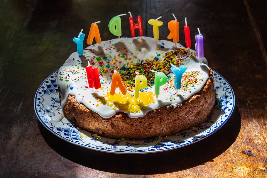 weißer Zuckergusskuchen, Süßes Essen, Süss, Kuchen, Lebensmittel, Dessert, Essen und Trinken, gebacken, fertig für den Verzehr, Frische, Genuss, Geburtstag, Teller, Geburtstagskuchen, Versuchung, Geburtstagskerzen, Kerze, Tabelle, Feier, Jahrestag, drinnen, keine Leute, Garnierung, 4K