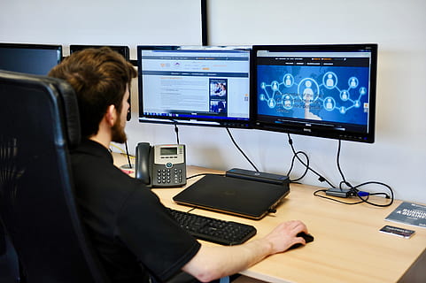 kancelář, Internet, webový design, počítač, laptop, technologie, podnikání, lavice, klávesnice, studentů, práce, design, digitální, monitor, počítačové vybavení, počítačový monitor, pracovní, sedící, stůl, dospělý, uvnitř, lidé, stolní PC, spojení, pomocí počítače, sdělení, muži, obsazení, nábytek, koncentrace, analýzy, 4K, CC0, veřejná doména, bez autorských práv