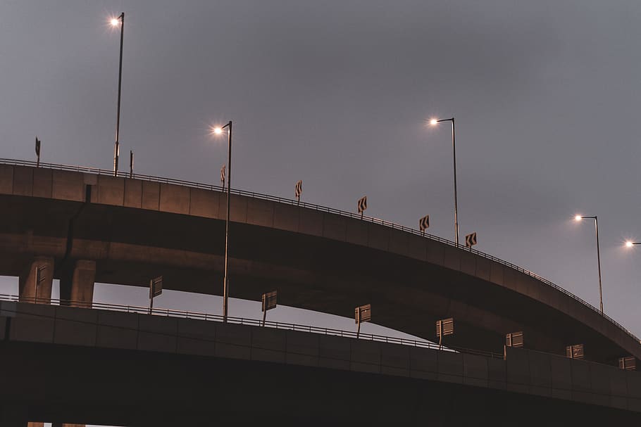 to flyover broer, vej, Overføring, hovedvej, lys, skilte, speedway, motorvej, krumning, kurve, lamper, lygtepæl, gelænder, silhuet, flare, vejkryds, bygning, kontrol tårn, tårn, bygget struktur, arkitektur, himmel, gadebelysning, bro, forbindelse, bro - menneskeskabt struktur, lav vinkel visning, natur, bygning udvendig, måne, belyst, gade, nat, rækværk, udendørs, transportmidler, skumring, belysningsudstyr, ingen mennesker, arkitektoniske kolonne, 4K