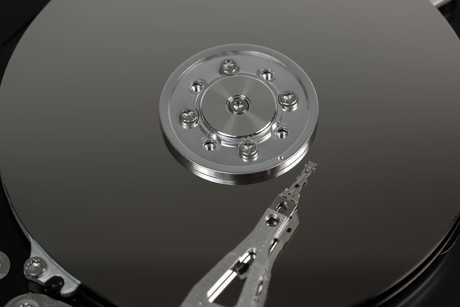 grigio, pinza metallica, disco rotondo, patata fritta, dati, dettaglio, digitale, disco, guidare, elettronica, attrezzatura, difficile, disco rigido, hardware, HDD, esso, lente, macro, metallico, microchip, scheda madre, riflessione, sicurezza, acciaio, Conservazione, stilo, tecnologia, parte del computer, avvicinamento, attrezzatura informatica, computer, in casa, metallo, connessione, vista dall'alto, nessuno, materiale elettrico, comunicazione, numero, industria elettronica, girato in studio, sfondi, forma, color argento, 4K