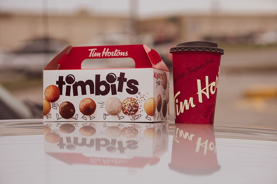 Timbits Donut Box, Text, westliche Schrift, Essen und Trinken, Kommunikation, keine Leute, Tabelle, Nahansicht, Stillleben, Fokus auf den Vordergrund, drinnen, rot, Container, Lebensmittel, Etikette, Nummer, Getränk, Tag, Finanzen, selektiver Fokus, Reflexion, 5K