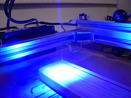 queimar, leve, laser, azul, ferramenta, industrial, tecnologia, dentro de casa, iluminado, ninguém, equipamento de iluminação, cuidados de saúde e medicina, esporte, roxa, equipamento, luz - fenômeno natural, movimento, mesa, conexão, Ciência, cabo, brilhando, noite, em uma sequência, 2K, CC0, domínio público, royalty free