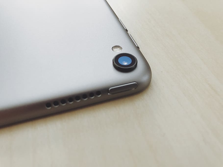 poma, ipad pro, ios, tecnologia, taula, comunicació, vista d’angle alt, tecnologia sense fils, connexió, cap gent, a l'interior, primer pla, còpia espai, natura morta, control, electricitat, equipament, sol objecte, telèfon intel·ligent, color negre, dos objectes, telèfon mòbil, directament a sobre, 4K