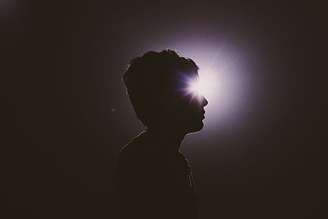 raggi, bagliore, Luna, sole, lunare, solare, eclisse, splendente, splendere, nero, buio, luce, silhouette, uomo, ragazzo, persona, una persona, vista laterale, girato in studio, retroilluminato, in casa, illuminato, vista profilo, luce del sole, colpo alla testa, riflesso lente, bambino, natura, stili di vita, ritratto, in piedi, infanzia, attività di svago, sfondo nero, innocenza, contemplazione, 5K, CC0, dominio pubblico, privo di copyright