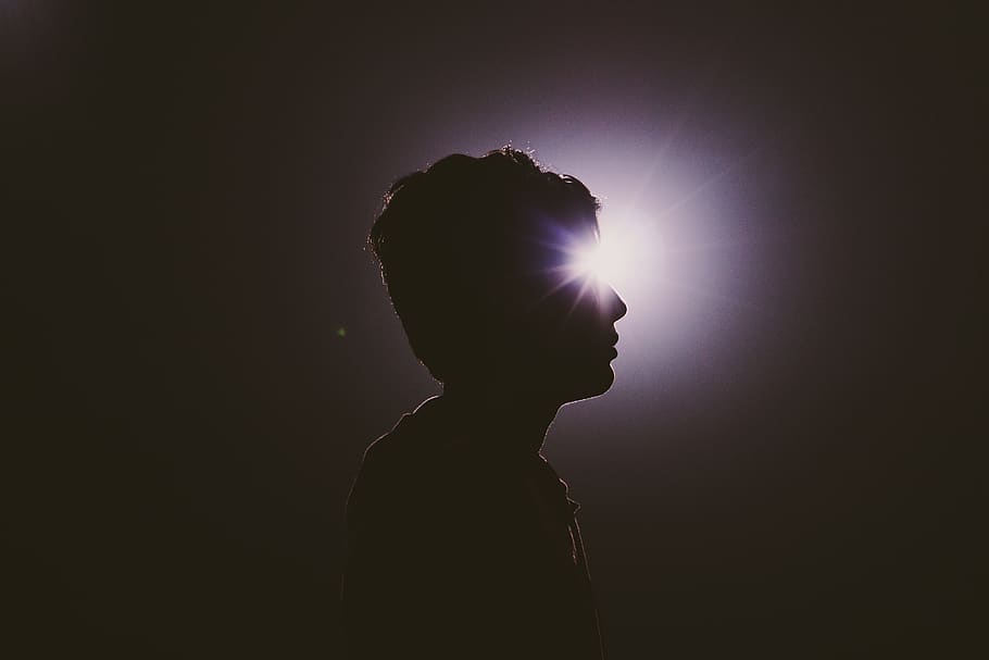 raggi, bagliore, Luna, sole, lunare, solare, eclisse, splendente, splendere, nero, buio, luce, silhouette, uomo, ragazzo, persona, una persona, vista laterale, girato in studio, retroilluminato, in casa, illuminato, vista profilo, luce del sole, colpo alla testa, riflesso lente, bambino, natura, stili di vita, ritratto, in piedi, infanzia, attività di svago, sfondo nero, innocenza, contemplazione, 5K