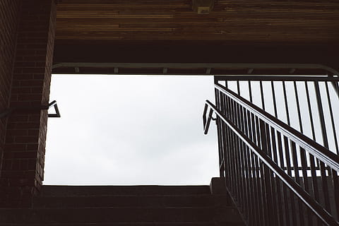bytrappe, abstrakt, arkitektur, baggrund, sort, by, koncept, design, lys, moderne, himmel, trappe, tech, op, by-, udsigt, hvid, bygget struktur, lav vinkel visning, bygning udvendig, ingen mennesker, natur, dag, rækværk, bygning, forbindelse, udendørs, bro, sky - himmel, murbygningsfunktion, kopiere plads, vindue, bro - menneskeskabt struktur, direkte under, Overføring, 4K, CC0, offentligt domæne, royaltyfrie