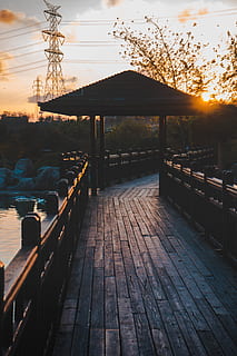 bruin, houten, tuinhuisje, weg, wolken, dageraad, daglicht, dok, elektrische leidingen, avond, vrije tijd, licht, toneel-, zonsopkomst, zonsondergang, vakantie, water, hout, hemel, architectuur, ingebouwde structuur, natuur, traliewerk, boom, hout - materiaal, richting, geen mensen, de weg vooruit, buitenkant van het gebouw, buitenshuis, voetpad, verlichtingsapparatuur, zonlicht, schemer, leeg, 5K, CC0, publiek domein, royaltyvrij