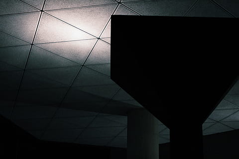 paret, vsco, biblioteca, arquitectura, estructura construïda, sòls, cap gent, resum, modern, columna arquitectònica, patró, a l'interior, rajola, il·luminat, forma, disseny, edifici, sòl de rajoles, forma geomètrica, funció de construcció de parets, fons, còpia espai, fosc, sostre, 2K, CC0, domini públic, lliure de regalies