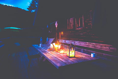 tavolo da picnic, ponte, cortile, all'aperto, notte, buio, lanterne, luci, Casa, Cottage, cabina, natura, nessuno, illuminato, ardente, legno - materiale, fuoco, fiamma, calore - temperatura, architettura, fuoco - fenomeno naturale, cibo e bevande, tavolo, struttura costruita, raggiante, posto a sedere, candela, costruzione, 4K, CC0, dominio pubblico, privo di copyright