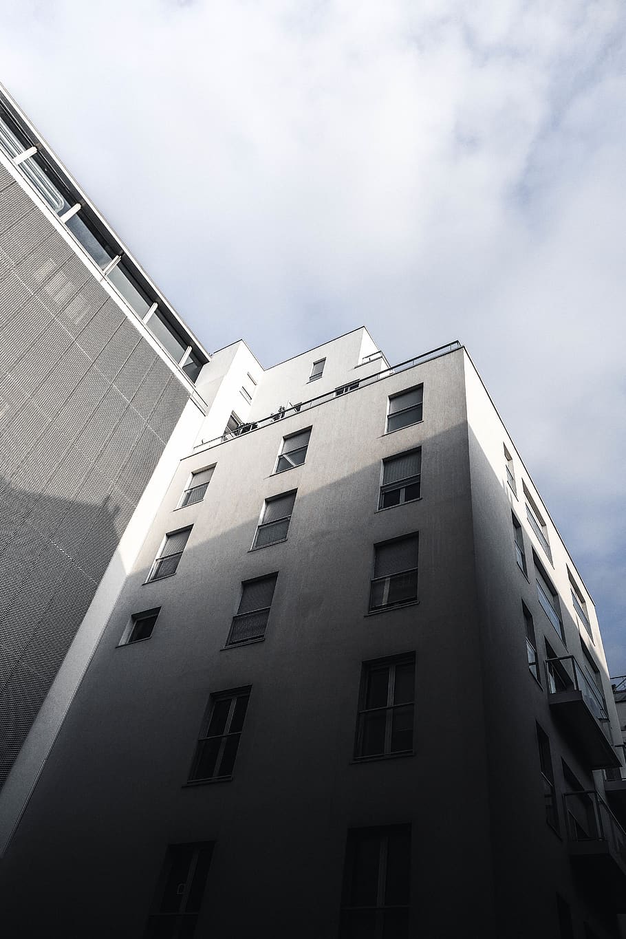 blanc, edifici, ennuvolat, cel, França, Estrasburg, arquitectònic, habitatge, fotografia de carrer, carrer, finestres, ombra de degradat, degradat, angle inclinat, angle baix, perspectiva, buscant, finestra, exterior de l'edifici, cantonada, urbà, ciutat, gratacels, arquitectura, estructura construïda, vista d’angle baix, modern, naturalesa, núvol - cel, dia, cap gent, barri residencial, oficina, vidre - material, a l'aire lliure, exterior d’edifici d’oficines, alta - alta, llum solar, apartament, 5K