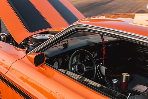 otevřeno, oranžový, motorového prostoru, auto, sportovní auto, láhev, mustang, pinstripe, klasický, vinobraní, Zvyk, brod, závod, automobil, přeprava, vozidlo, konvertibilní, taxi, kabina, motor, stroj, způsob dopravy, motorové vozidlo, pozemního vozidla, oranžová barva, nikdo, Červené, vysoký úhel pohledu, detail, den, venku, odraz, sklo - materiál, kov, Černá barva, náklon, zadní světlo, retro stylu, 5K, CC0, veřejná doména, bez autorských práv
