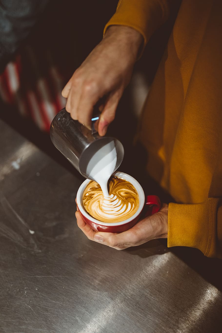 person, der forbereder espresso, mad og drikke, kaffe, rigtige mennesker, en person, hånd, indendørs, kaffe - drikke, menneskelig hånd, drikke, forfriskning, bedrift, menneskelig kropsdel, midsection, friskhed, beskæftigelse, kaffekop, herrer, mad, kop, barista, skummende drikke, forberedelse, varm drikke, latte, 5K