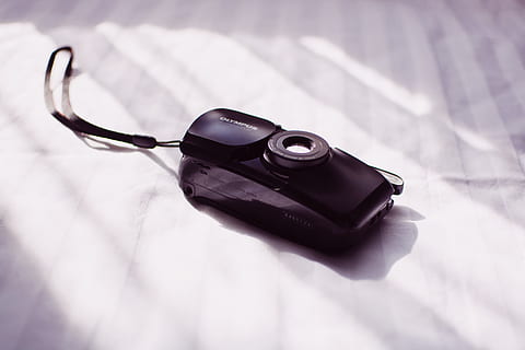 fotocamera bridge nera, vista dall'alto, natura morta, in casa, tavolo, bicchieri, nessuno, occhiali, concentrarsi sulle conoscenze acquisite, avvicinamento, tecnologia, ombra, colore nero, singolo oggetto, letto, messa a fuoco selettiva, tecnologia wireless, sicurezza, Colore bianco, connessione, tovaglia, accessorio personale, 5K, CC0, dominio pubblico, privo di copyright