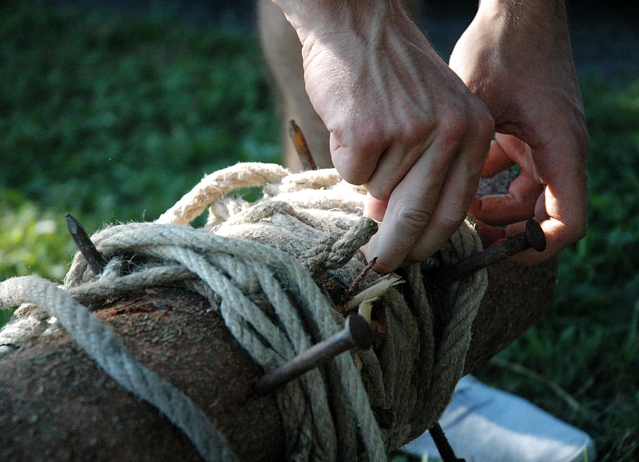 Alemanya, hechingen, arbre, mans, cordes, explorador, mà humana, mà, part del cos humà, una persona, corda, dia, força, homes, centrar-se en primer pla, primer pla, persones reals, a l'aire lliure, naturalesa, connexió, part del cos, celebració, lligat, adult, dit humà, dit, peu humà, 2K