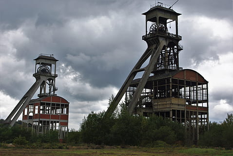 exploitation minière, industrie, travail, construction, architecture, usine, extraction, nuage - ciel, ciel, structure construite, extérieur du bâtiment, la tour, la nature, plante, journée, personne, couvert, arbre, phare, en plein air, faible angle de vue, eau, terre, mine de charbon, 4K, CC0, domaine public, libre de droits