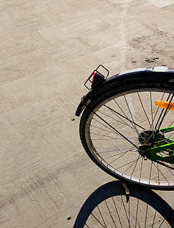 sort cykel, hjul, maskine, cykel, transportmidler, køretøj, talte, dæk, sollys, udendørs, transportere, rejse, lys, skygge, gade, mountainbike, legeringshjul, motor, gulve, bmx, land køretøj, transportform, høj vinkel visning, ingen mennesker, dag, stationær, natur, vej, by, sti, 4K, CC0, offentligt domæne, royaltyfrie
