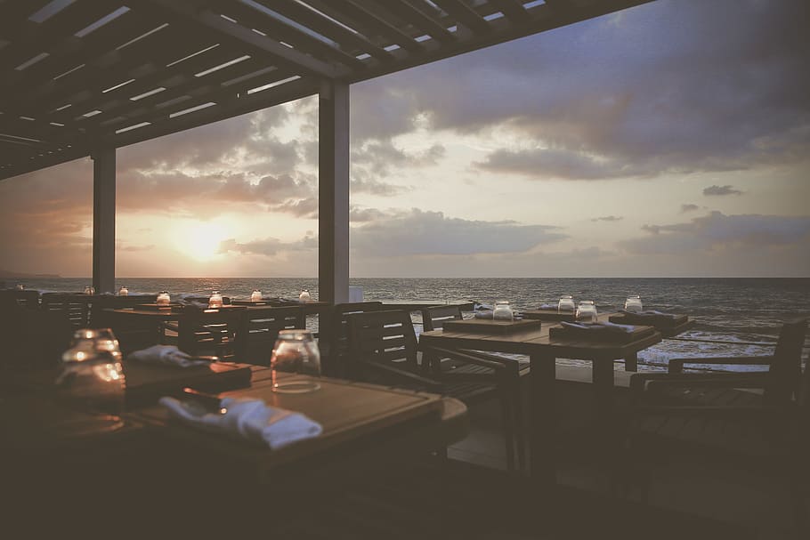 møbel, spisebord, bord, human, person, restaurant, udendørs, stol, gårdhave, natur, båd, køretøj, transportmidler, veranda, mad, boliger, bygning, træ, himmel, terrasse, vand, hav, sky - himmel, herrer, indendørs, rigtige mennesker, vindue, arkitektur, skønhed i naturen, mad og drikke, forretning, gruppe af mennesker, livsstil, 2K