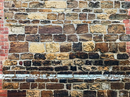 hnědé zdi cihly, cihlový, Northampton, angel street, Spojené království, zeď, kamenná zeď, chodník, cesta, dlažební kamen, suť, Skála, půda, kámen, celý rám, pozadí, stavba, architektura, nástěnný prvek, cihlová zeď, vzor, texturou, nikdo, den, exteriér budovy, starý, velká skupina objektů, minulost, uspořádání, Dějiny, venku, 4K, CC0, veřejná doména, bez autorských práv
