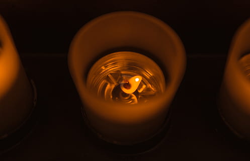 lys, brænding, ild, flamme, orange, mørk, belyst, orange farve, varme - temperatur, indendørs, sort baggrund, ingen mennesker, tæt på, brand - naturligt fænomen, glødende, belysningsudstyr, mad og drikke, studio skud, natur, lys - naturligt fænomen, direkte over, lysstyrke, 5K, CC0, offentligt domæne, royaltyfrie