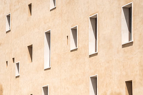 Brun, beton, bygning, dagtimerne, gul, vindue, overflade, vindueskant, vinduesramme, minimal, gentagelse, repetitive, downtown, skygge, sol, væg, dalt vila, Ibiza, elcarito, bygning udvendig, arkitektur, bygget struktur, ingen mennesker, boligområde, i en række, lav vinkel visning, dag, side om side, by, udendørs, baggrunde, murbygningsfunktion, fuld ramme, sollys, natur, design, lejlighed, bygning funktion, 2K, CC0, offentligt domæne, royaltyfrie