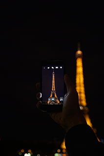 Torre Eiffel, París, persona, humà, electrònica, telèfon, telèfon mòbil, mòbil, torre, dit, un, htc, a9, veure a travès, paris, smartphone, útil, eiffel, pantalla, monitor, pantalla lcd, mà humana, mà, tecnologia sense fils, tecnologia, telèfon intel·ligent, nit, dispositiu d’informació portàtil, comunicació, part del cos humà, il·luminat, temes de fotografia, celebració, còpia espai, una persona, estils de vida, activitat d'oci, persones reals, fotografiar, equips d’il·luminació, 8K, CC0, domini públic, lliure de regalies