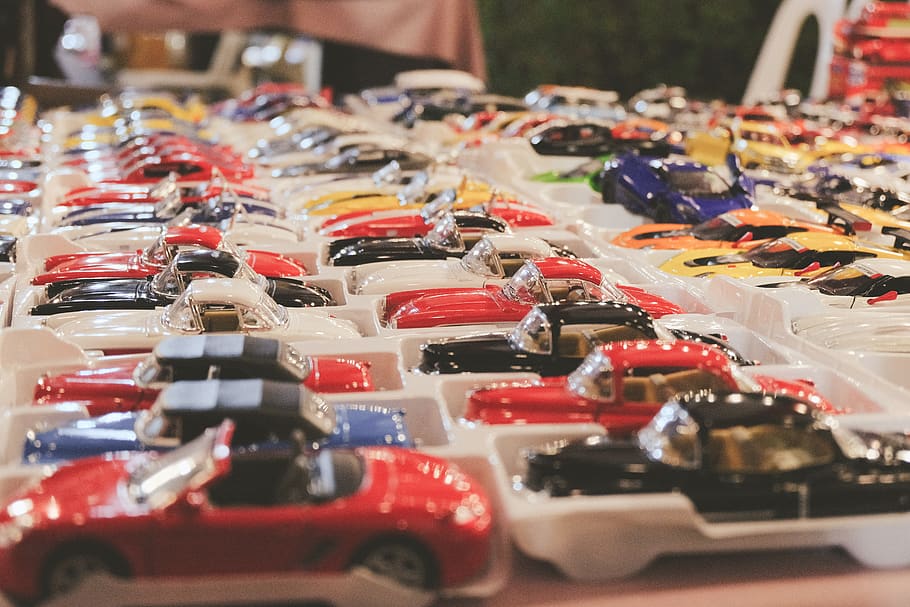 assortit, miniatura, col·lecció de models de cotxes, cotxe, vehicle, automòbil, transport, roda, màquina, Tailàndia, bangkok, museu siam, aparcament, humà, persona, joguina, barra calenta, show car, kart, convertible, cotxes de joguina, cotxe d'època, enfocament selectiu, gran grup d'objectes, elecció, abundància, natura morta, cap gent, venda al detall, en fila, variació, a la venda, a l'interior, primer pla, arranjament, botiga, mercat, dia, multicolor, vermell, visualització al detall, consumisme, 5K