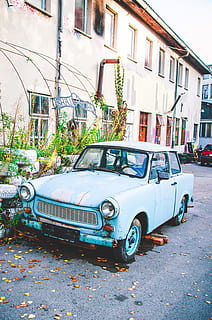 sedan alb, vehicul, mașină, auto, transport, parbriz, maşină, vorbit, în aer liber, persoană, uman, obosi, grădină, roată, jante din aliaj, plantă, arbore, mașină sport, cupeu, cale, alee, arhitectură, construită, exteriorul clădirii, mijloc de transport, vehicul cu motor, oraș, vehiculul terestru, stradă, zi, clădire, mașină de epocă, stil retro, zonă rezidențială, nici o persoana, casă, staționar, garaj, 4K, CC0, domeniu public, fără drepturi de autor